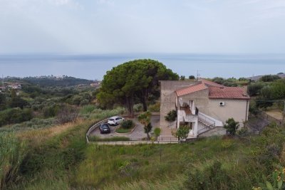 Detached property on two levels with stunning sea view