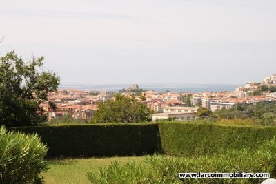 Appartamento al quarto piano con ascensore in residence con piscina