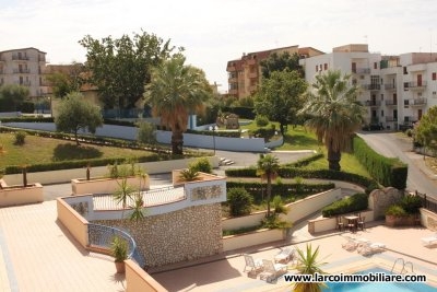 Appartamento al quarto piano con ascensore in residence con piscina