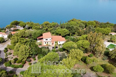 Villa Panoramica in Vendita con splendida vista sull'Isola Dino