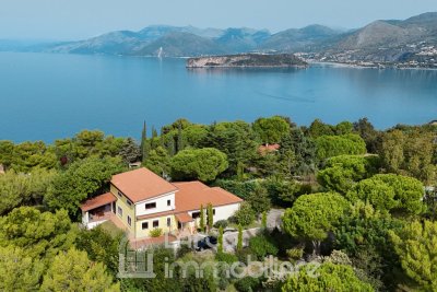 Villa Panoramica in Vendita con splendida vista sull'Isola Dino