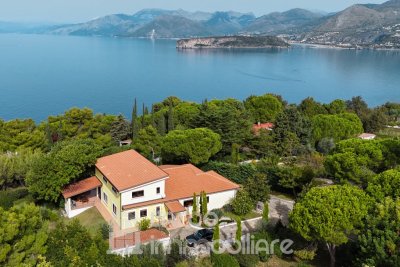 Villa Panoramica in Vendita con splendida vista sull'Isola Dino