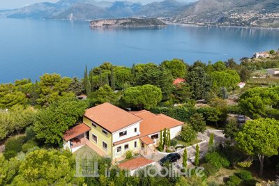 Villa Panoramica in Vendita con splendida vista sull'Isola Dino