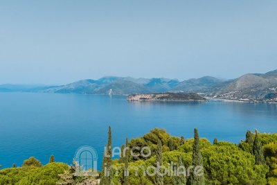 Villa Panoramica in Vendita con splendida vista sull'Isola Dino