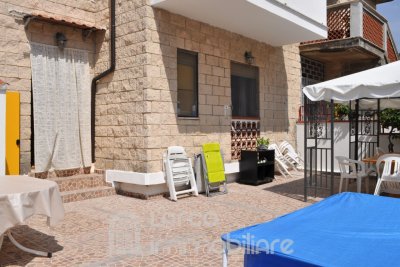 128, Ground floor apartment with external paved courtyard