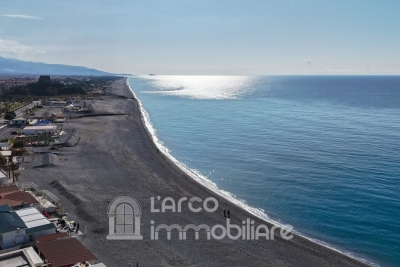  Ampio e Luminoso Appartamento con Accesso Immediato al Mare