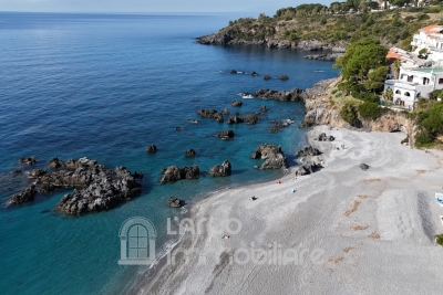  Ampio e Luminoso Appartamento con Accesso Immediato al Mare