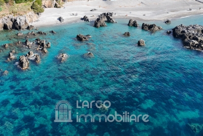  Ampio e Luminoso Appartamento con Accesso Immediato al Mare